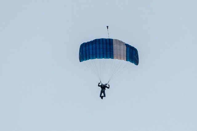 Seskok padákem se hodí i jako dárek.
