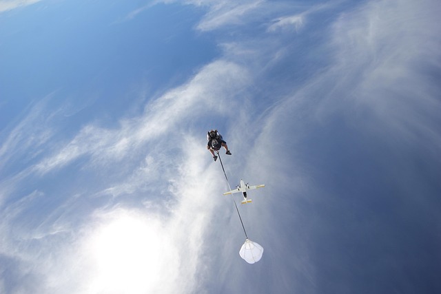 Vyzkoušejte seskok padákem.